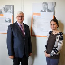 Rektor Prof. Dr. Wolfgang Ernst mit der Organisatorin der Ausstellung, Jana Nopper, Referentin für Gleichstellung und Chancengleichheit