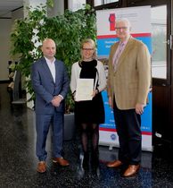 Ernennung zur Professorin: v.l.: Kanzler Dr. Henrik Becker, Prof. Dr. Carolin Marie Engler und Rektor Prof. Dr. Wolfgang Ernst