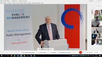 Prof. Dr. Wolfgang Ernst gratuliert den MPM-Absolvent:innen