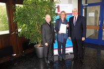 Prof. Dr. Friederike Meurer wird zur Professorin für Arbeitsrecht ernannt (v.l.: Kanzler Dr. Henrik Becker, Prof. Dr. Friederike Meurer und Rektor Prof. Dr. Wolfgang Ernst)