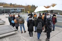 Kalt war's: Der Kanzler der HVF Dr. Henrik Becker begrüsst die Studenten aus Frankfurt