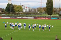 Die Cheerleader und das Maskottchen der HVF heizten dem Publikum richtig ein