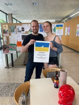 Studierende Louisa Barg und Swen-Erich Hilprecht bei einer Sammelaktion in der Mensa